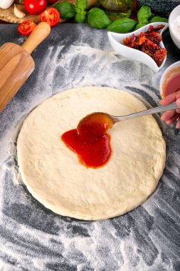 Pizza hamuru hazırlıyorum.