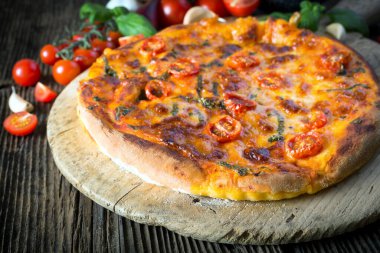 Mozzarella, fesleğen ve domatesli ev yapımı pizza margherita.