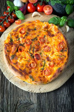 Mozzarella, fesleğen ve domatesli ev yapımı pizza margherita.