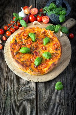 Mozzarella, fesleğen ve domatesli ev yapımı pizza margherita.