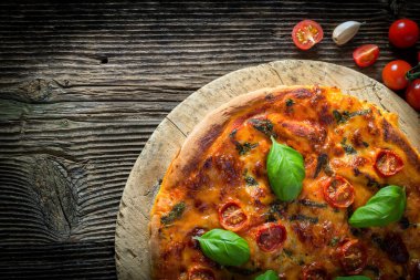 Mozzarella, fesleğen ve domatesli ev yapımı pizza margherita.
