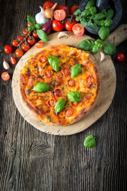 Mozzarella, fesleğen ve domatesli ev yapımı pizza margherita.