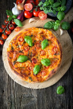 Mozzarella, fesleğen ve domatesli ev yapımı pizza margherita.