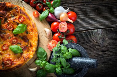 Mozzarella, fesleğen ve domatesli ev yapımı pizza margherita.