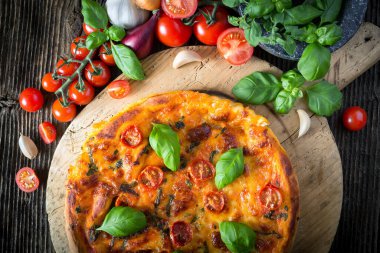 Mozzarella, fesleğen ve domatesli ev yapımı pizza margherita.