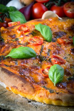 Mozzarella, fesleğen ve domatesli ev yapımı pizza margherita.