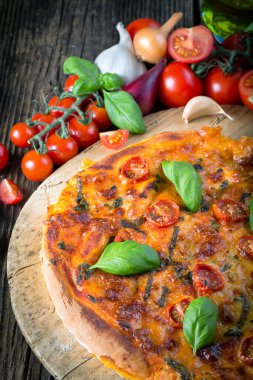 Mozzarella, fesleğen ve domatesli ev yapımı pizza margherita.