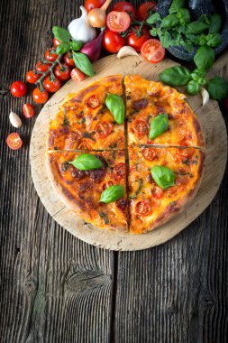 Mozzarella, fesleğen ve domatesli ev yapımı pizza margherita.