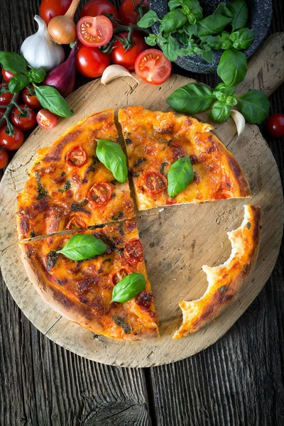 Mozzarella, fesleğen ve domatesli ev yapımı pizza margherita. — Stok fotoğraf