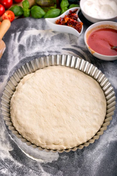 Preparação de massa de pizza para assar — Fotografia de Stock