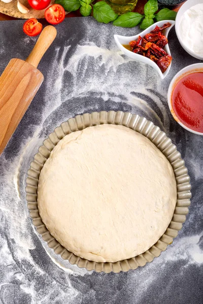 Подготовка теста для выпечки пиццы — стоковое фото
