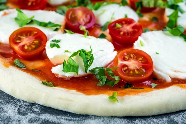 Margherita-Pizza mit Mozzarella zum Backen zubereiten — Stockfoto
