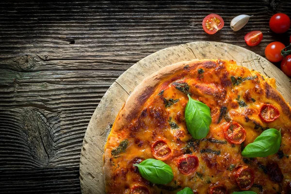 Mozzarella, fesleğen ve domatesli ev yapımı pizza margherita.