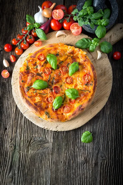 Mozzarella, fesleğen ve domatesli ev yapımı pizza margherita. — Stok fotoğraf