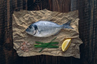 Gilthead deniz kabuğu (Sparus aurata) pişirmeye hazır.