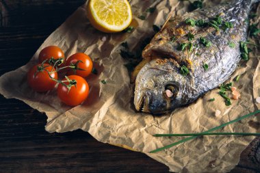 Fırında pişirilmiş Gilthead deniz kabuğu (Sparus aurata).