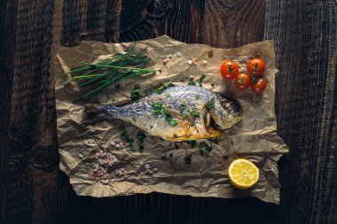 Fırında pişirilmiş Gilthead deniz kabuğu (Sparus aurata).