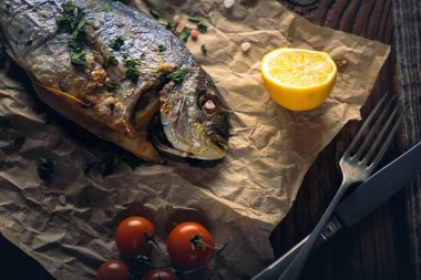 Fırında pişirilmiş Gilthead deniz kabuğu (Sparus aurata).