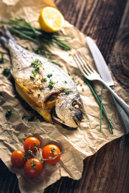 Fırında pişirilmiş Gilthead deniz kabuğu (Sparus aurata).