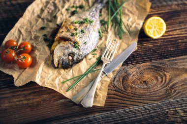 Fırında pişirilmiş Gilthead deniz kabuğu (Sparus aurata).