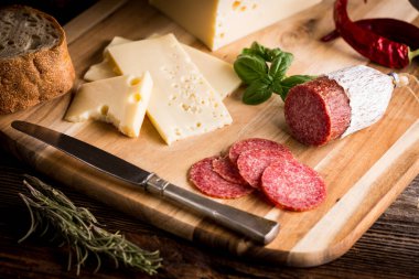 Kuru salam ya da peynirli ve otlu sosis.