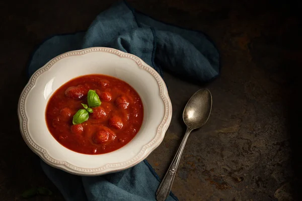 Tomato soup with basil — Stock Photo, Image