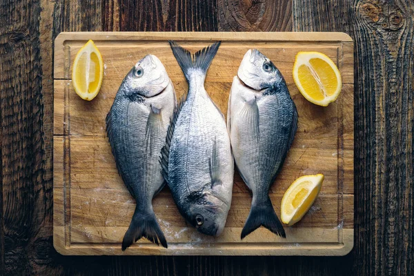 Gilthead deniz kabuğu (Sparus aurata) pişirmeye hazır.