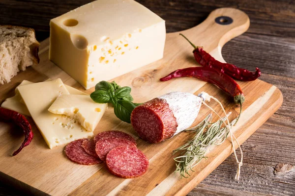 Droge salami of worst met kaas en kruiden — Stockfoto