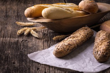 Taze pişmiş beyaz ve kahverengi ekmek.