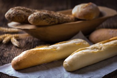 Taze pişmiş beyaz ve kahverengi ekmek.