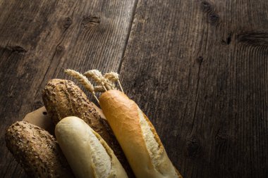 Taze pişmiş beyaz ve kahverengi ekmek.