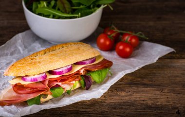 Sosisli, peynirli ve marullu uzun sandviç.