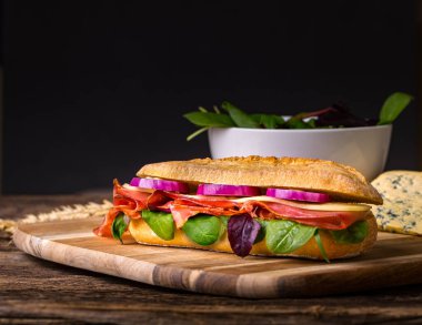 Sosisli, peynirli ve marullu uzun sandviç.