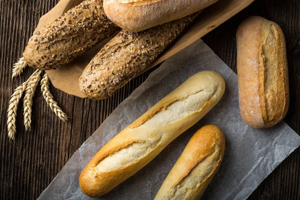 Taze pişmiş beyaz ve kahverengi ekmek.