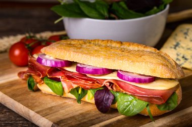 Sosisli, peynirli ve marullu uzun sandviç.