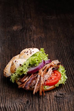 Lahana salatalı domuz burger, soğan ve taze ekmek..