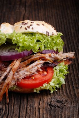 Lahana salatalı domuz burger, soğan ve taze ekmek..