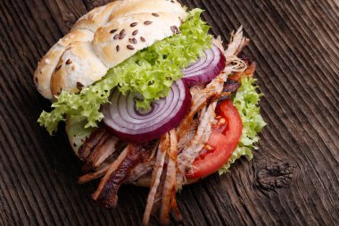 Lahana salatalı domuz burger, soğan ve taze ekmek..