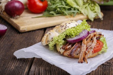 Lahana salatalı domuz burger, soğan ve taze ekmek..