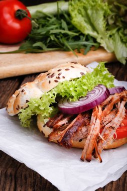 Lahana salatalı domuz burger, soğan ve taze ekmek..