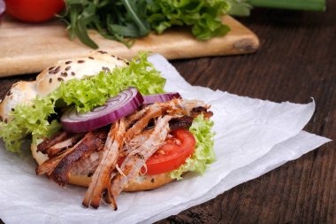 Lahana salatalı domuz burger, soğan ve taze ekmek..