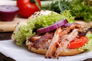 Lahana salatalı domuz burger, soğan ve taze ekmek..