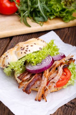 Lahana salatalı domuz burger, soğan ve taze ekmek..