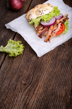 Lahana salatalı domuz burger, soğan ve taze ekmek..