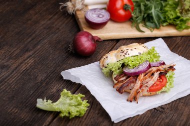 Lahana salatalı domuz burger, soğan ve taze ekmek..