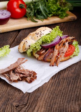 Lahana salatalı domuz burger, soğan ve taze ekmek..