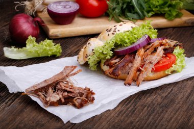 Lahana salatalı domuz burger, soğan ve taze ekmek..