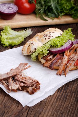 Lahana salatalı domuz burger, soğan ve taze ekmek..