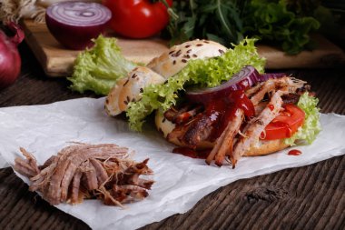 Lahana salatalı domuz burger, soğan ve taze ekmek..