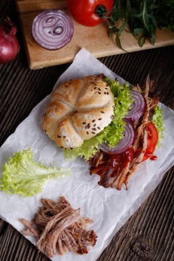 Lahana salatalı domuz burger, soğan ve taze ekmek..